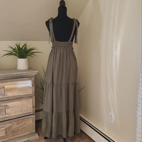 🌟 Women's Tiered Sleeveless Army Green Maxi Dress, Size Small - Picture 7 of 11